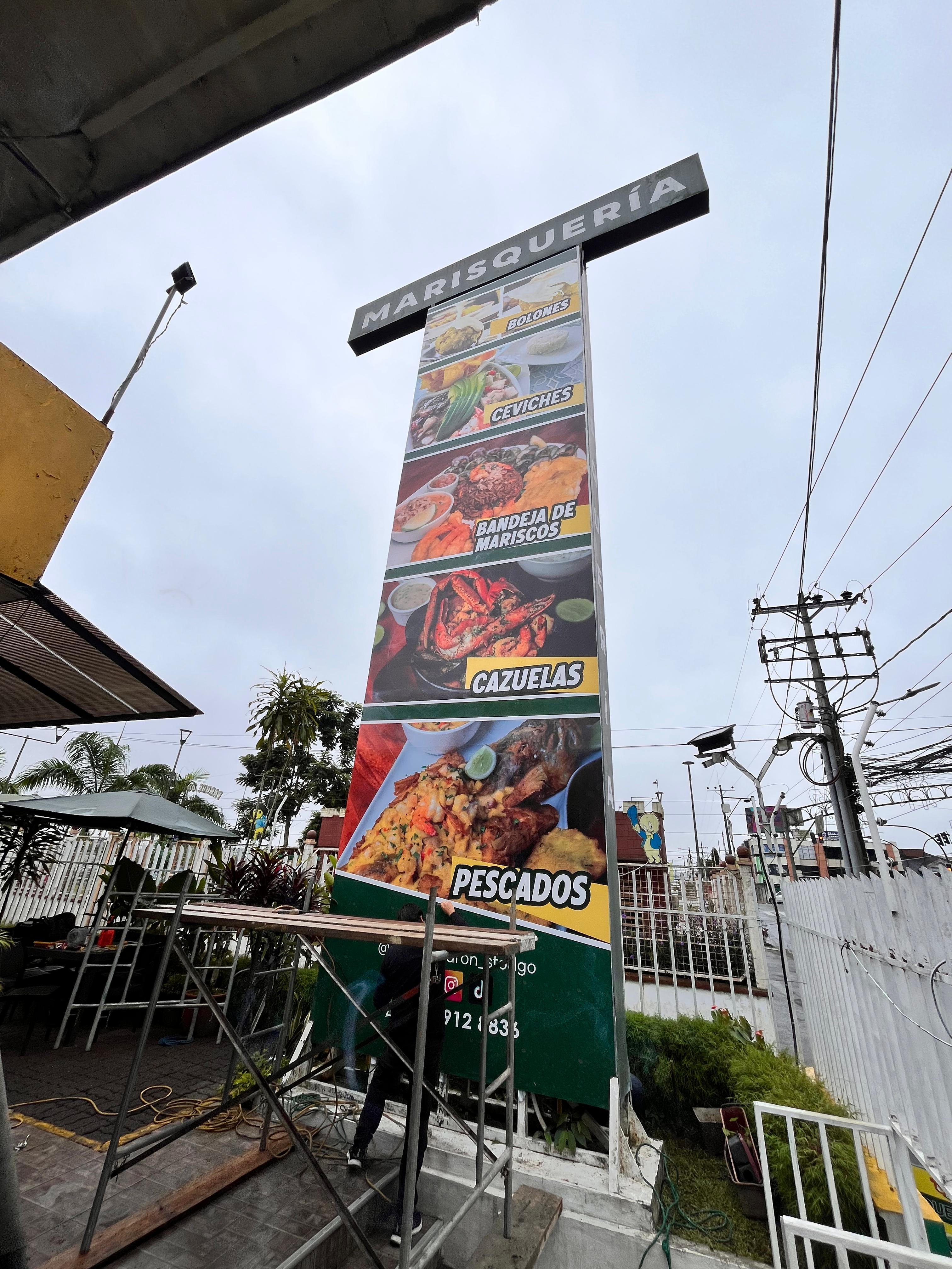 Gigantografías — Tótem publicitario exterior para marisquería