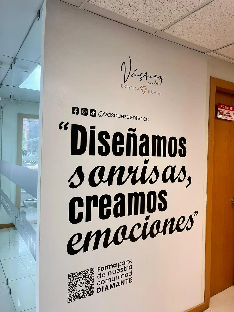 Impresión en vinil — mural corporativo Vásquez Dental Center, Quito